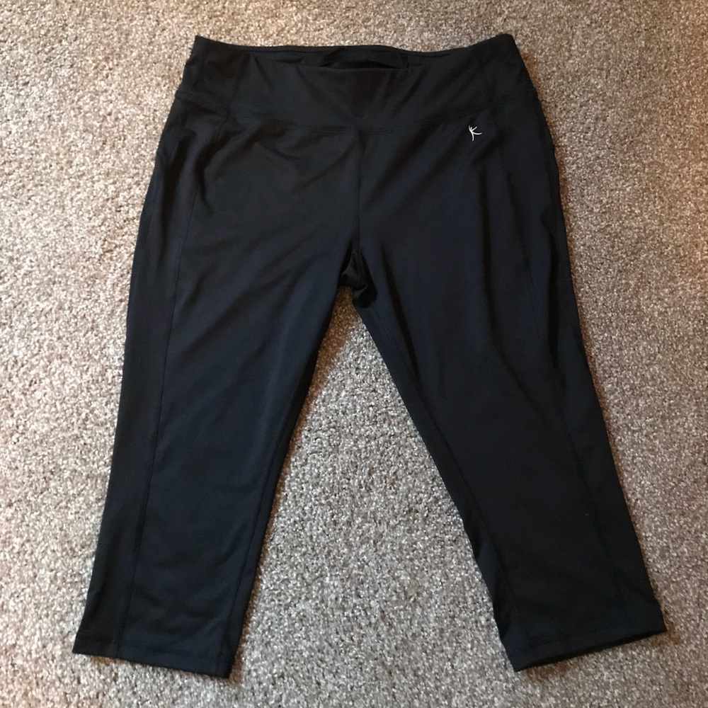 Black athletic capris